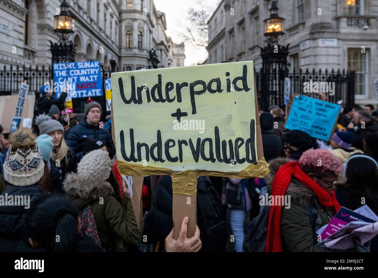 Londra, Regno Unito. 18 gennaio 2023. Personale infermieristico del Royal College of Nursing (RCN) fuori Downing Street il primo giorno di uno sciopero di due giorni organizzato da più di 55 Fusts NHS in tutta l'Inghilterra. La RCN chiede un aumento delle retribuzioni per consentire all'NHS di trattenere e assumere personale. Gli ospedali rimanderanno 4.500 operazioni non urgenti e 25.000 appuntamento ambulatoriale. Ulteriori scioperi sono previsti a febbraio. Credit: Stephen Chung / Alamy Live News Foto Stock