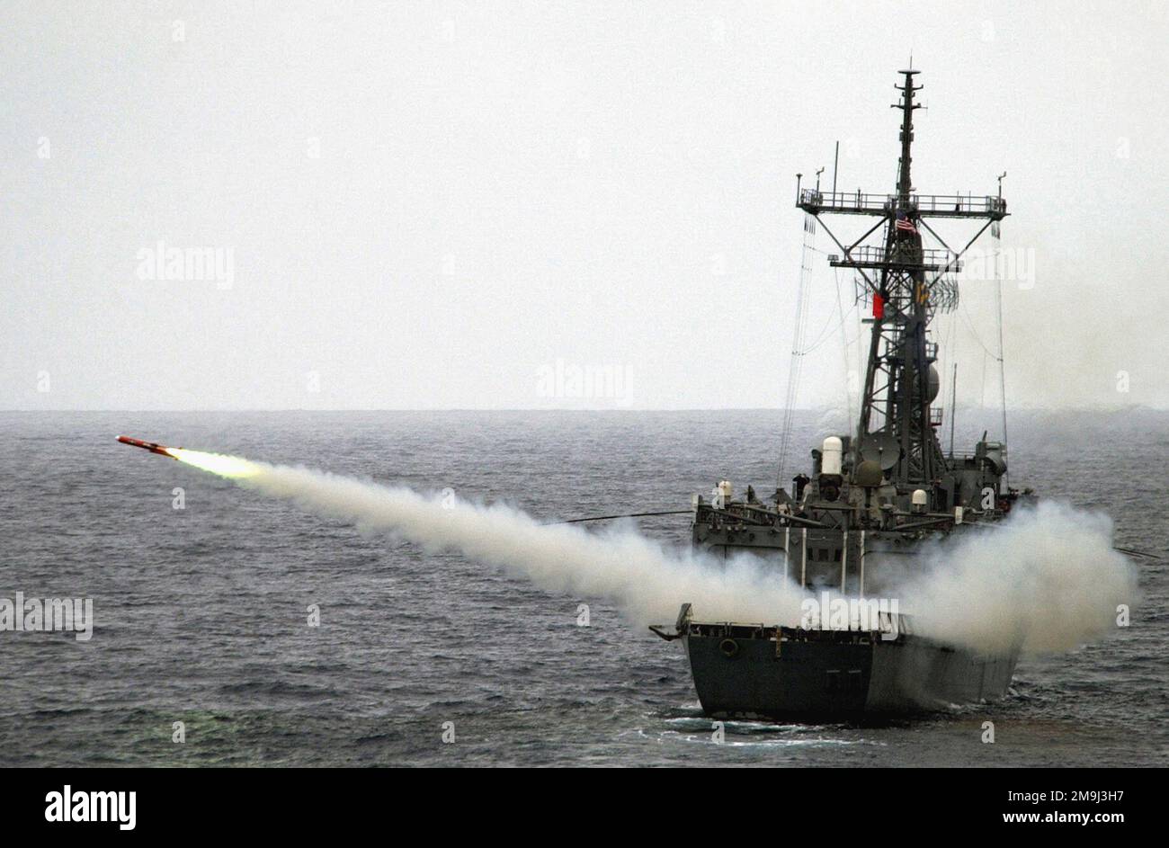 Un drone BQM-64E viene lanciato dal ponte della Marina statunitense (USN) OLIVER HAZARD PERRY CLASS: FRIGATA MISSILISTICA GUIDATA, USS KLAKRING (FFG 42) durante la fase pacifica di UNITAS 43-03. UNITAS (latino per 'unità') coinvolge navi da guerra da sei paesi che partecipano a dieci giorni di intensi giochi di guerra progettati per costruire coalizioni multinazionali promuovendo al contempo la difesa emisferica e la cooperazione reciproca. Subject Operation/Series: UNITAS 43-03 Nazione: Cile (CHL) Foto Stock