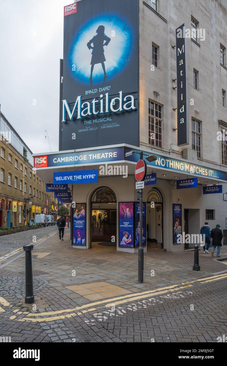 Esterno del Cambridge Theatre su Earlham Street, Londra, Inghilterra, Regno Unito Foto Stock