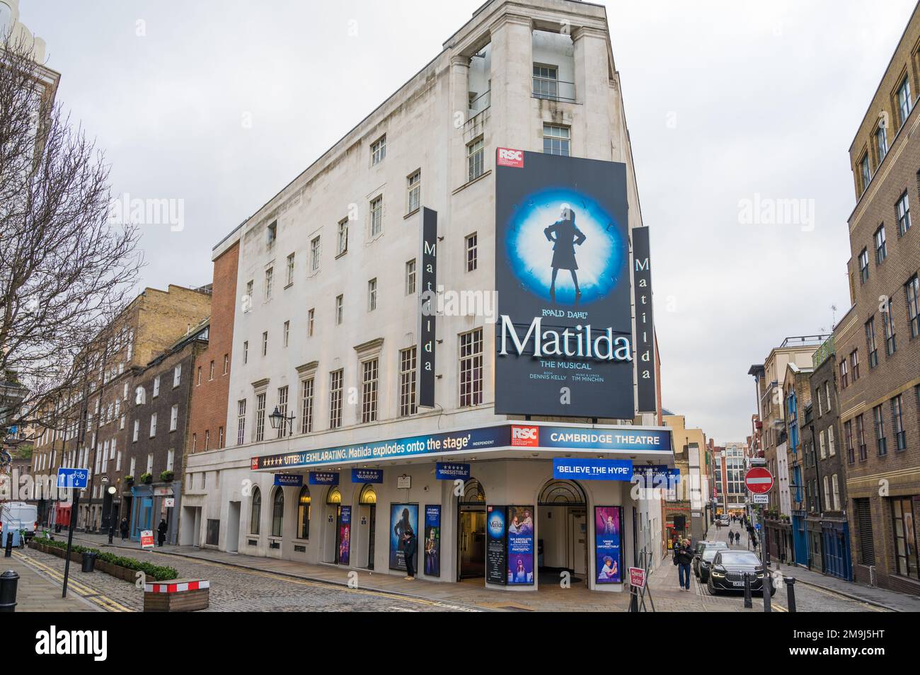 Esterno del Cambridge Theatre su Earlham Street, Londra, Inghilterra, Regno Unito Foto Stock