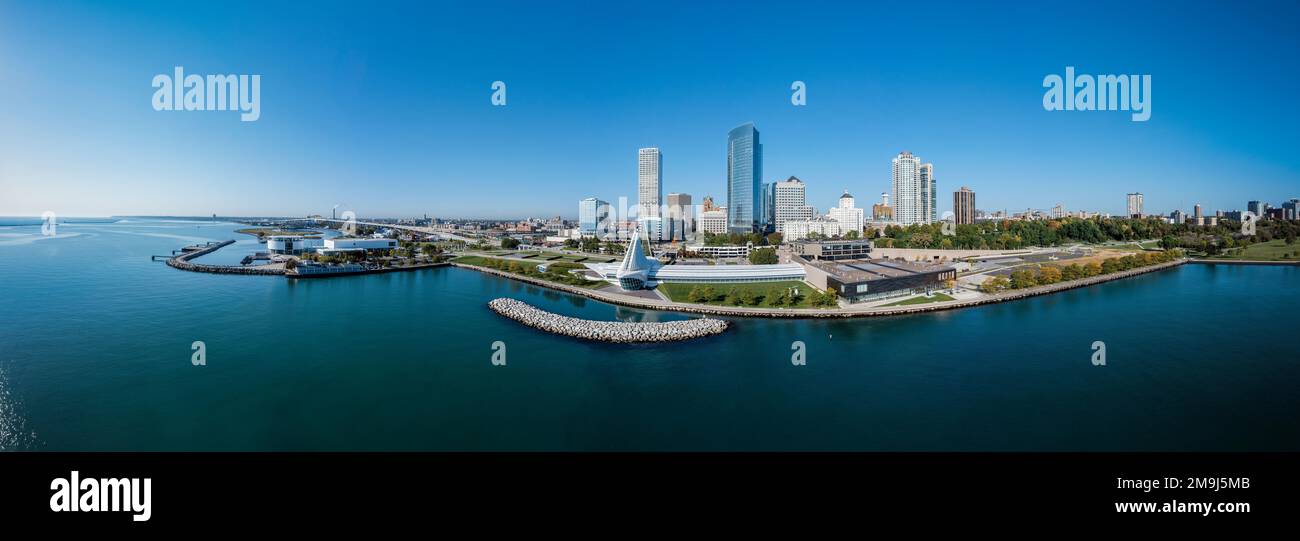 Cielo limpido sullo skyline con il lungomare, Milwaukee, Wisconsin, Stati Uniti Foto Stock