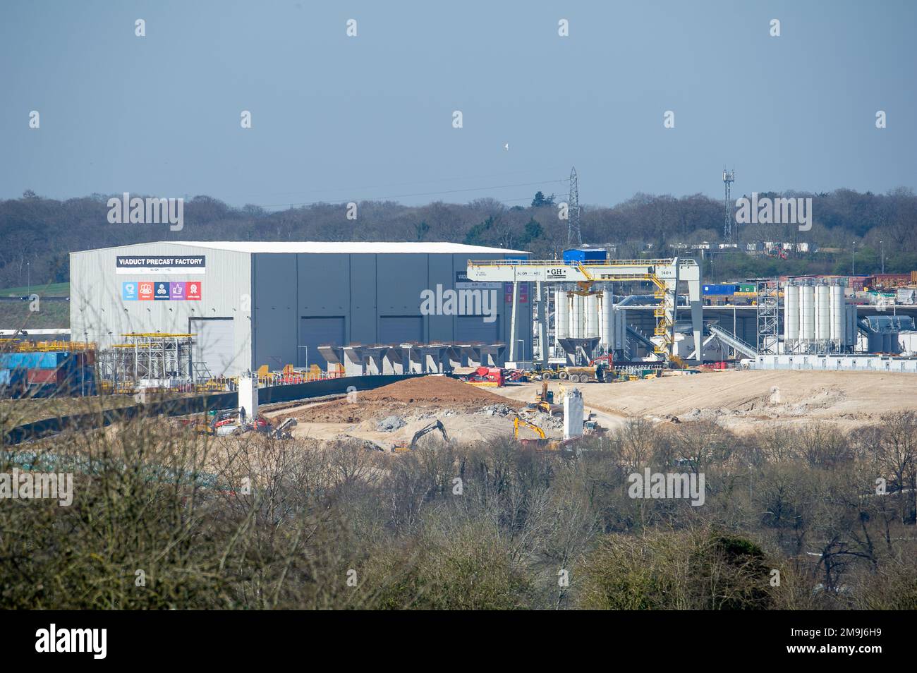 West Hyde, Hertfordshire, Regno Unito. 19th marzo, 2022. Sito di costruzione HS2 High Speed Rail South Portal. I segmenti per i tunnel doppi che vengono spostati in posizione da due alesatrici per tunnel sono conservati presso il sito. I moli per viadotto in calcestruzzo sono prodotti a HS2 Viadotto nella fabbrica di prefusione. L'unica zona rurale è oggi irriconoscibile, in quanto gran parte del paesaggio è stato scavato nel HS2. Credito: Maureen McLean/Alamy Foto Stock