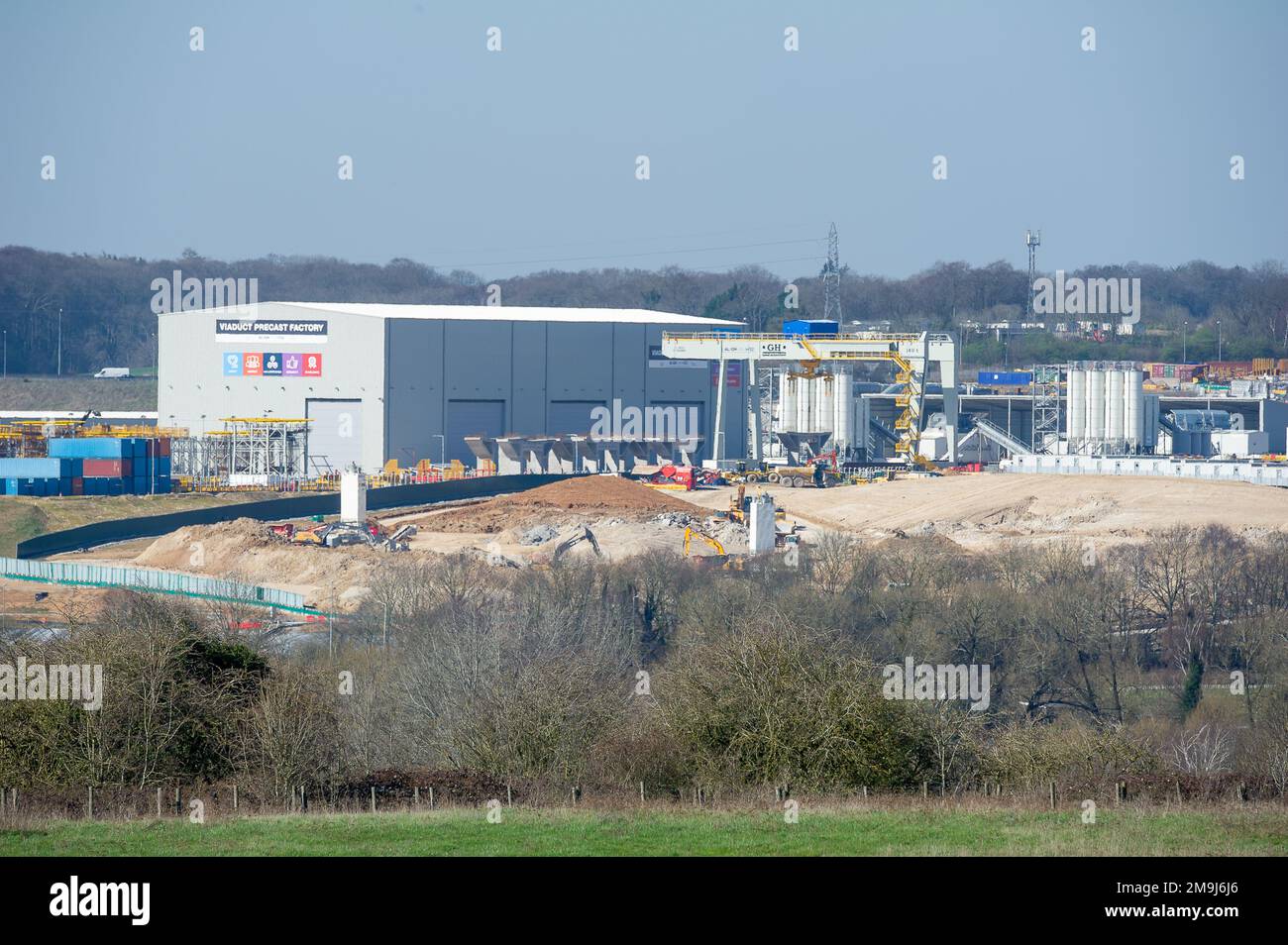 West Hyde, Hertfordshire, Regno Unito. 19th marzo, 2022. Sito di costruzione HS2 High Speed Rail South Portal. I segmenti per i tunnel doppi che vengono spostati in posizione da due alesatrici per tunnel sono conservati presso il sito. I moli per viadotto in calcestruzzo sono prodotti a HS2 Viadotto nella fabbrica di prefusione. L'unica zona rurale è oggi irriconoscibile, in quanto gran parte del paesaggio è stato scavato nel HS2. Credito: Maureen McLean/Alamy Foto Stock