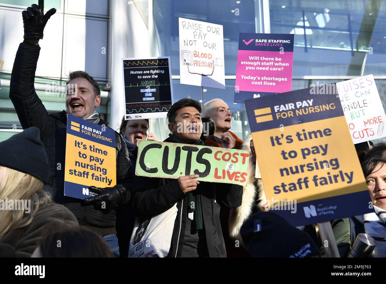 Londra, Regno Unito. 18th Jan, 2023. Infermieri di grande impatto su Picket Line stiva cartelloni che esprimono la loro opinione presso l'University College Hospital durante la dimostrazione. I walkouts del personale, che comprendono paramedici, operatori di chiamata e operatori di assistenza in sette dei 10 servizi di ambulanza inglesi, insieme al servizio nazionale gallese, si svolgeranno il 6 e 20 febbraio, e il 6 e 20 marzo. (Foto di Beresford Hodge/SOPA Images/Sipa USA) Credit: Sipa USA/Alamy Live News Foto Stock