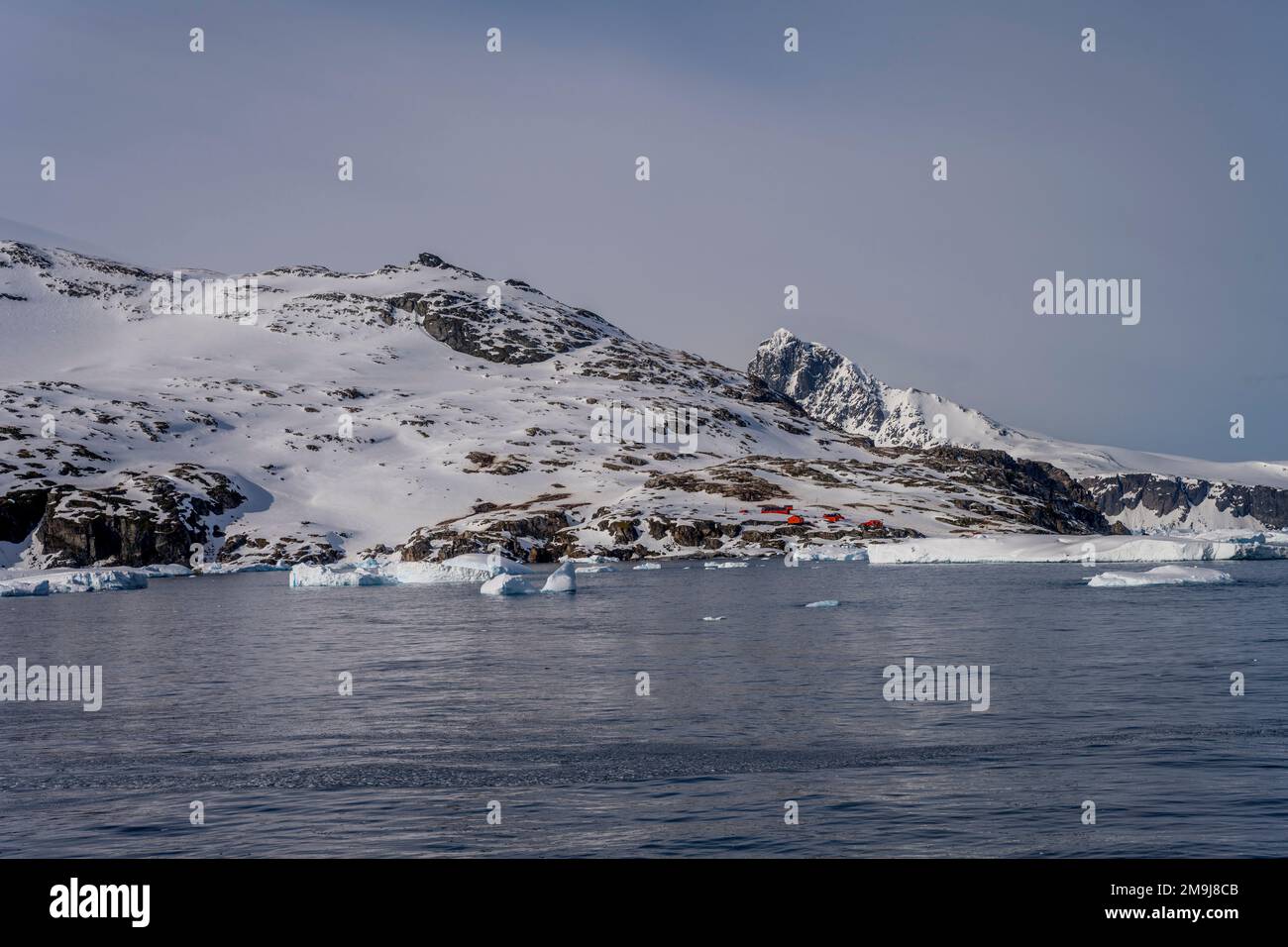 Vista della stazione argentina Primavera a Cierva Cove, una baia lungo la costa occidentale di Graham Land, penisola antartica, Antartide. Foto Stock