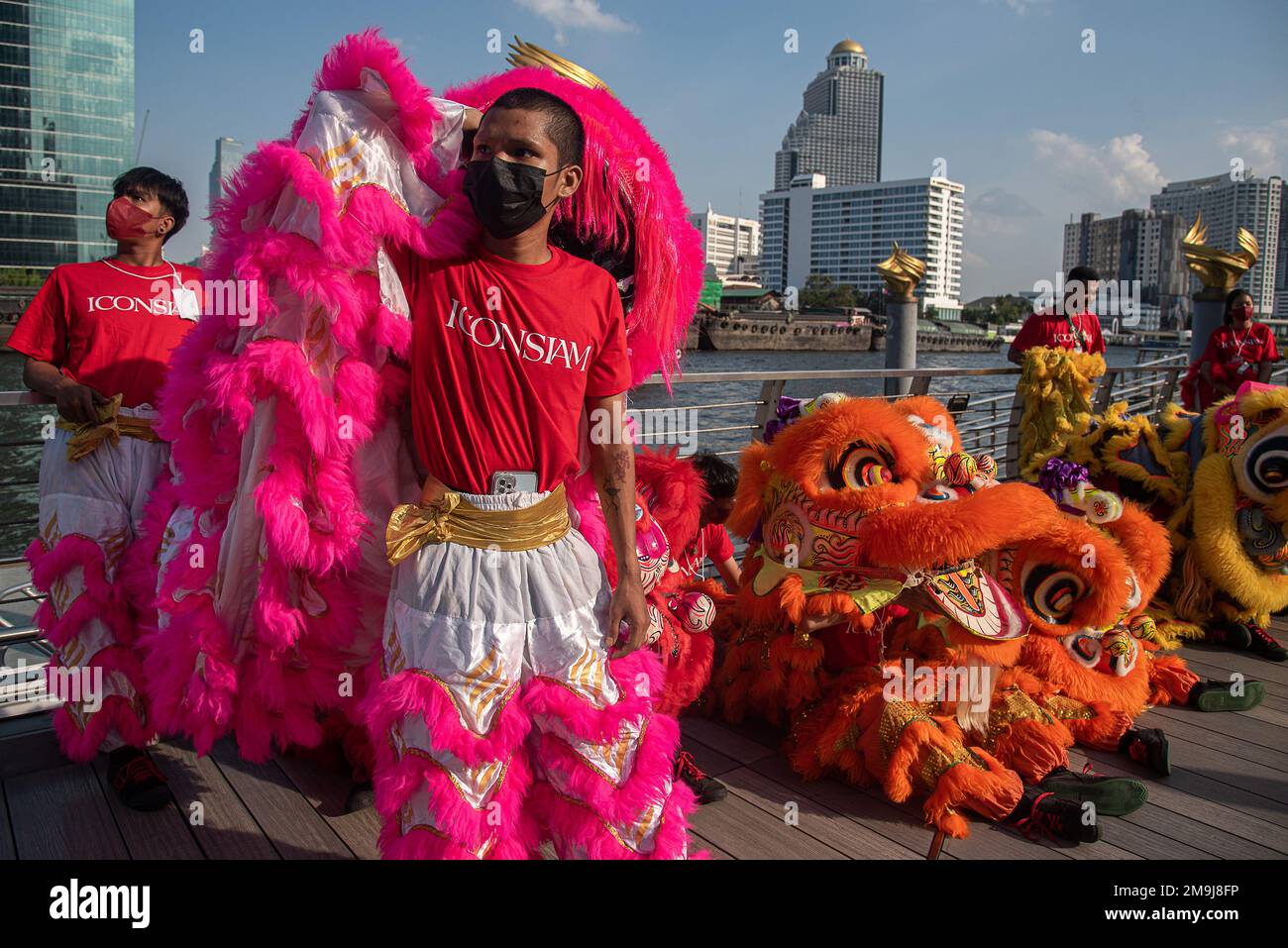 Bangkok, Thailandia. 18th Jan, 2023. Il ballerino ha visto prepararsi prima dello spettacolo in vista del Capodanno lunare cinese all'Iconsiam, il centro commerciale di Bangkok. Il nuovo anno lunare cinese, o Primavera Festival, segnato il 22 gennaio 2023, e segna anche l'inizio dell'anno del coniglio. (Foto di Peerapon Boonyakiat/SOPA Images/Sipa USA) Credit: Sipa USA/Alamy Live News Foto Stock