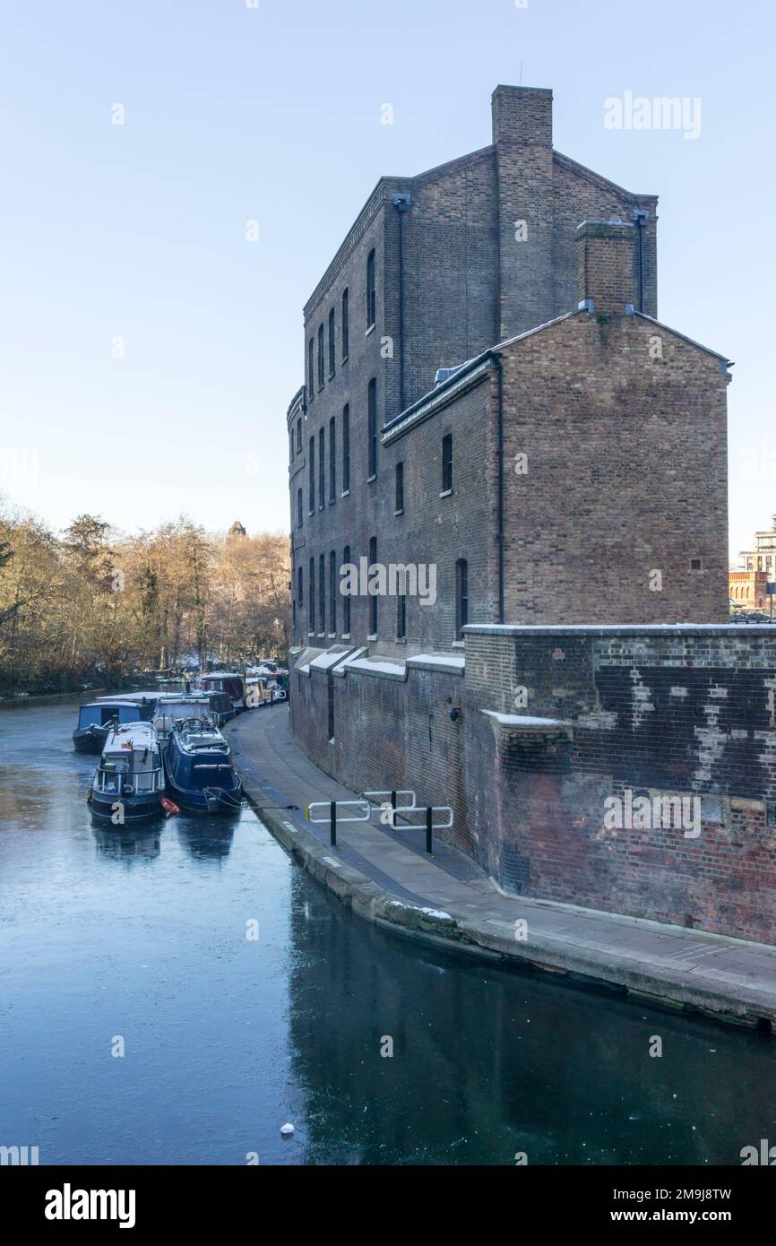 Canal Boats in parte ghiacciato sul Regent's Canal a King's Cross a Londra. Foto Stock
