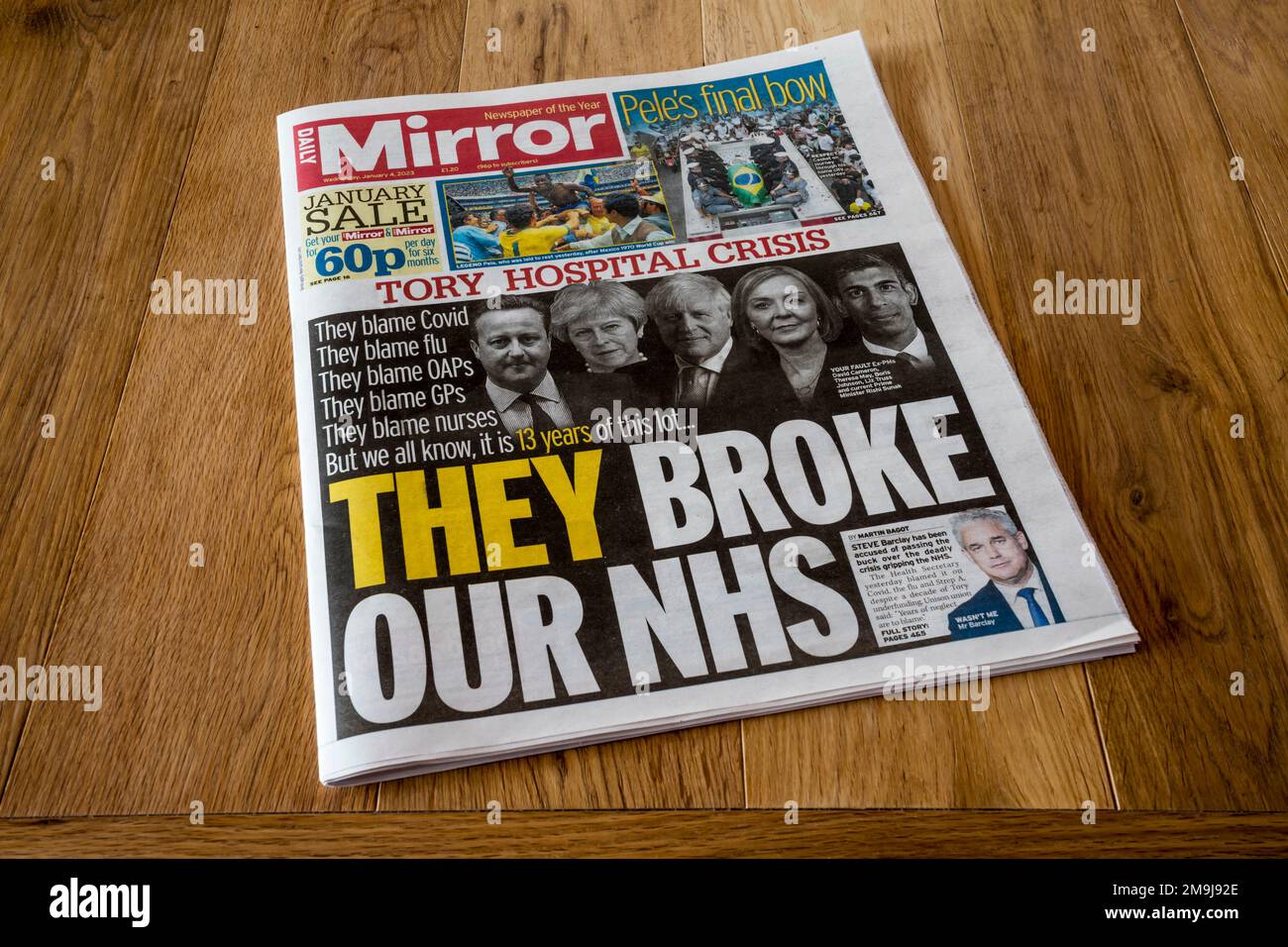 4 Gennaio 2023 prima pagina di Daily Mirror accusa il governo conservatore per la crisi nel NHS. Foto Stock