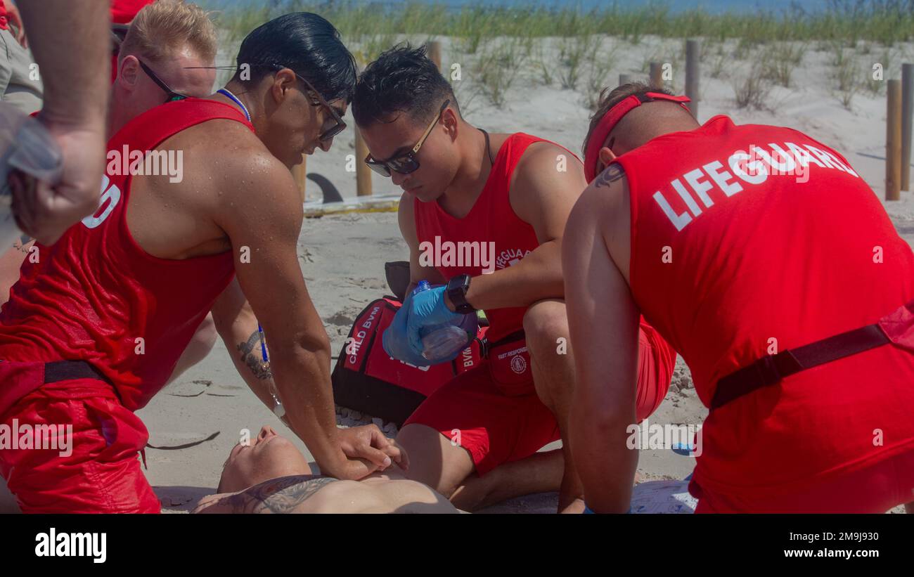 STATI UNITI Corpo Marino CPL. Miguelangel Arana, sinistra, bagnino, distaccamento spiaggia (DET), ha condotto rianimazione cardiopolmonare durante un esercizio di addestramento di risposta simulato a Onslow Beach sulla base del corpo Marino Camp Lejeune, North Carolina, 19 maggio 2022. Ogni anno il DET della spiaggia conduce un'esercitazione per familiarizzare i soccorritori ed altri individui, con le aspettative di risposta in caso di emergenza. Foto Stock