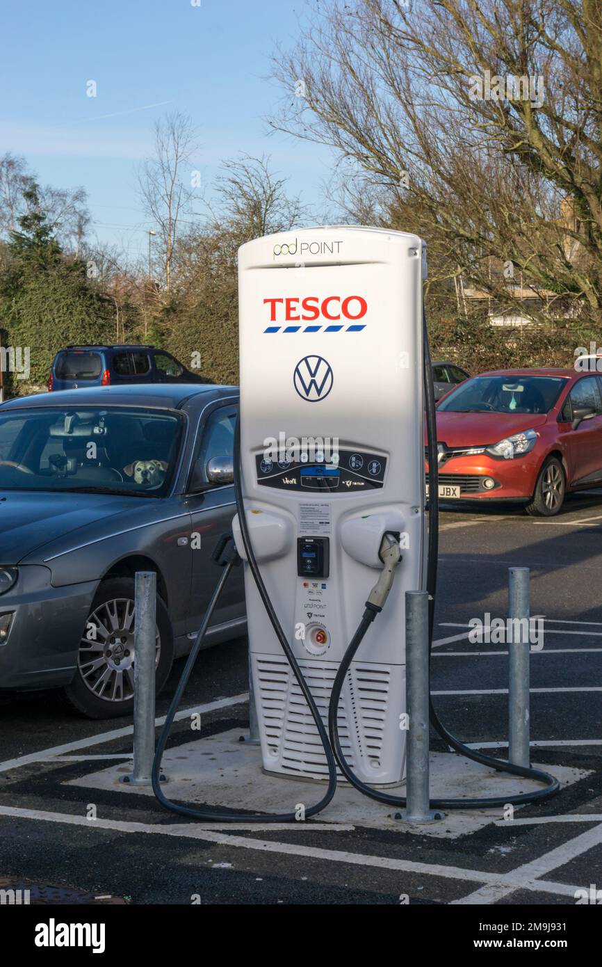Pod Point EV punto di ricarica in un supermercato Tesco parcheggio. Foto Stock