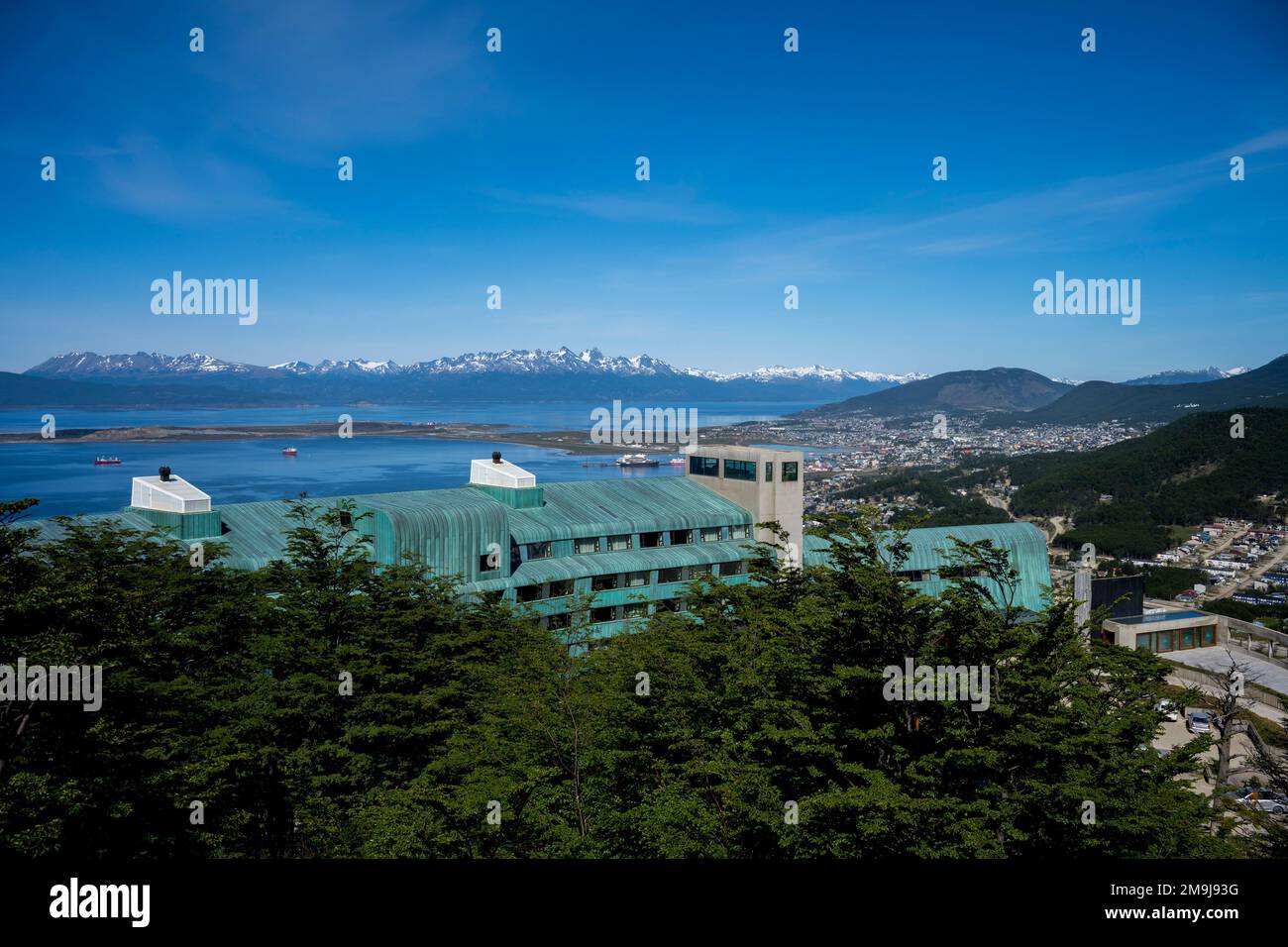 Vista dell'hotel Arakur Ushuaia Resort & Spa con il canale di Beagle e Ushuaia, la capitale della Terra del fuoco in Argentina sullo sfondo. Foto Stock
