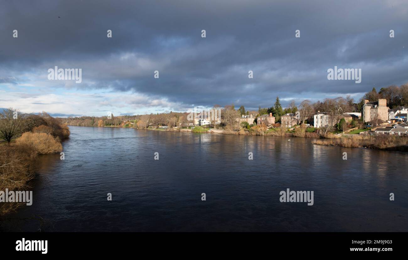 Vista dal Ponte Smeaton del fiume Tay verso Bridgend, Perth, Scozia il 14th gennaio 2023. Foto di Gary Mitchell Foto Stock