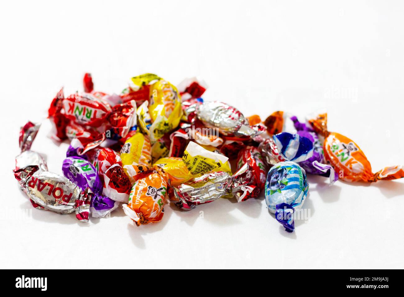 gruppo di caramelle dai sapori diversi su fondo bianco Foto Stock