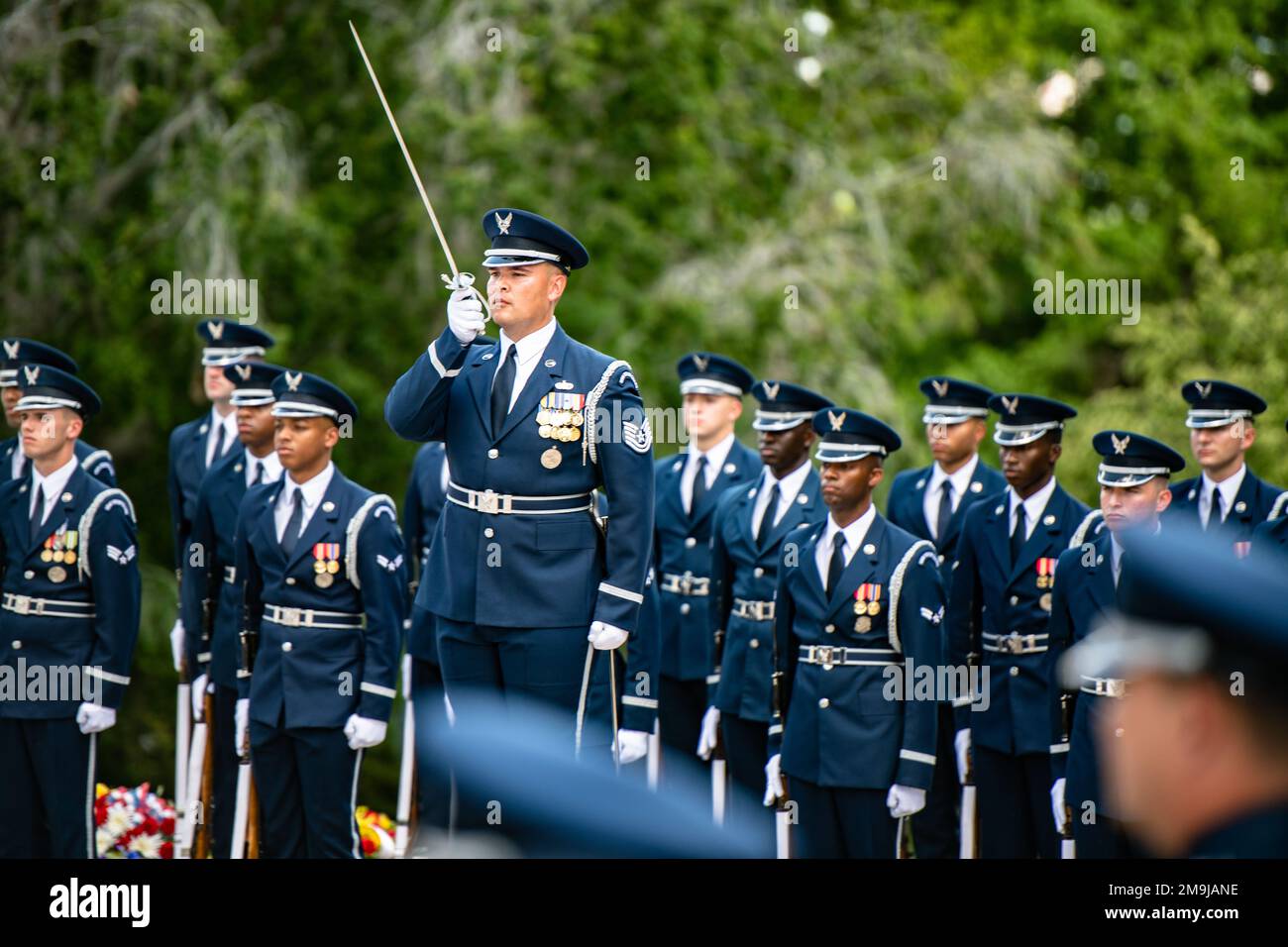 Airmen dagli Stati Uniti La Guardia d'onore dell'Aeronautica militare  sostiene una cerimonia di posa della corona d'onore dell'Aeronautica  militare alla Tomba del Milite Ignoto, Arlington National Cemetery,  Arlington, Virginia, 19 maggio, 2022.