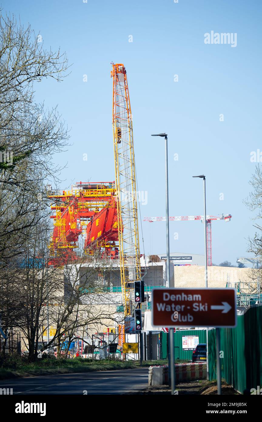 Denham, Regno Unito. 19th marzo, 2022. HS2 lavori di costruzione per il Viadotto della Colne Valley. Sono in corso di realizzazione pontili in cemento presso l'ex Denham Water Ski Club, accanto alla North Orbital Road a Denham. La HS2 High Speed Rail 700 ton lancio trave macchina chiamata Dominique (nella foto) è ora in atto e ha iniziato a verricare alcuni dei segmenti di ponte in cemento prefuso in posizione sul primo di 56 segmenti di molo per il HS2 High Speed 2 Colne Valley Viadotto. Il Viadotto della Colne Valley sarà il più lungo ponte ferroviario del Regno Unito. Credito: Maureen McLean/Alamy Foto Stock