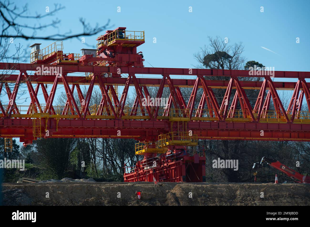 Denham, Regno Unito. 19th marzo, 2022. HS2 lavori di costruzione per il Viadotto della Colne Valley. Sono in corso di realizzazione pontili in cemento presso l'ex Denham Water Ski Club, accanto alla North Orbital Road a Denham. La HS2 High Speed Rail 700 ton lancio trave macchina chiamata Dominique (nella foto) è ora in atto e ha iniziato a verricare alcuni dei segmenti di ponte in cemento prefuso in posizione sul primo di 56 segmenti di molo per il HS2 High Speed 2 Colne Valley Viadotto. Il Viadotto della Colne Valley sarà il più lungo ponte ferroviario del Regno Unito. Credito: Maureen McLean/Alamy Foto Stock