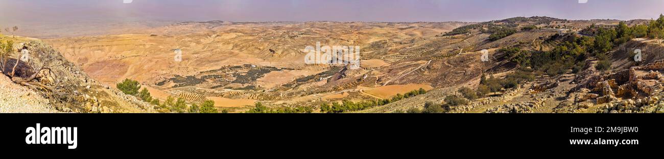 Vista ad angolo alto di montagna e valle, Monte Nebo, Giordania Foto Stock