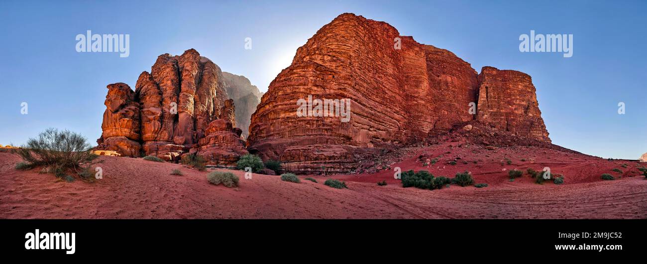 Vista dal basso angolo della formazione rocciosa nel deserto, Wadi Rum, (Valle della Luna), Giordania Foto Stock