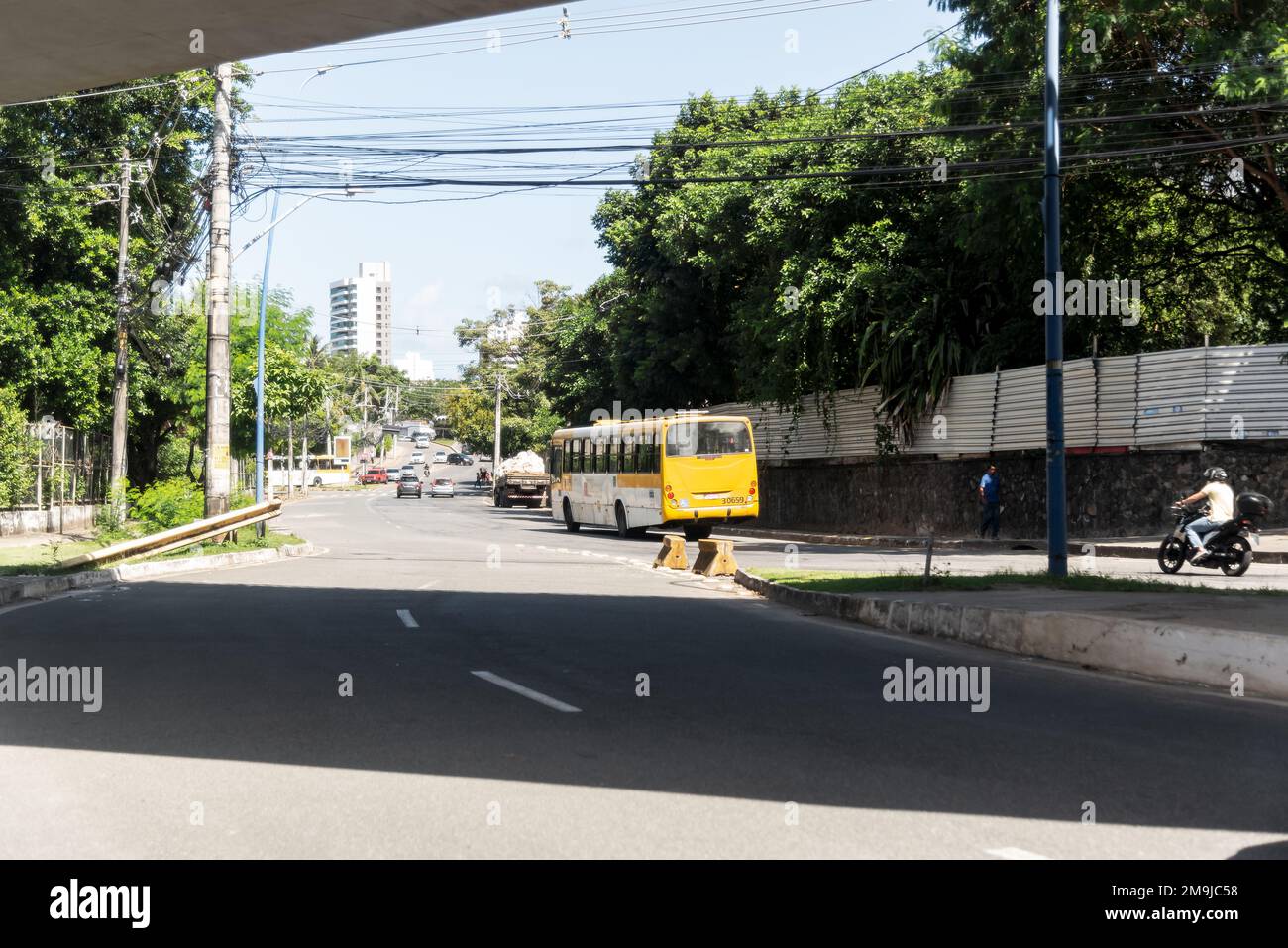Movimento di veicoli nel traffico in Salvador, in una giornata di sole brillante. Foto Stock