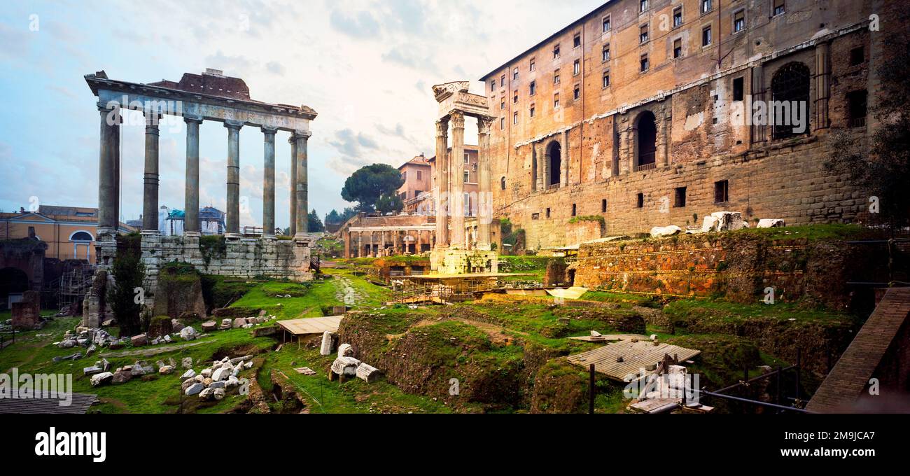 Antiche rovine di edifici antichi, Roma, Italia Foto Stock