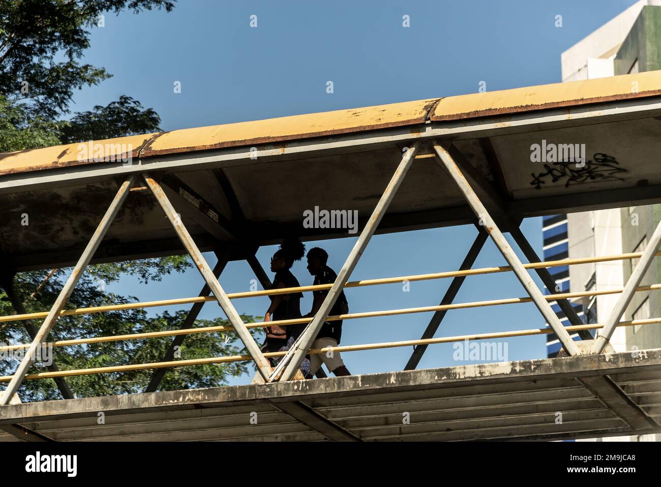 Salvador, Bahia, Brasile - 06 maggio 2022: Pedoni stanno attraversando un ponte pedonale nel centro della città di Salvador, Brasile. Foto Stock