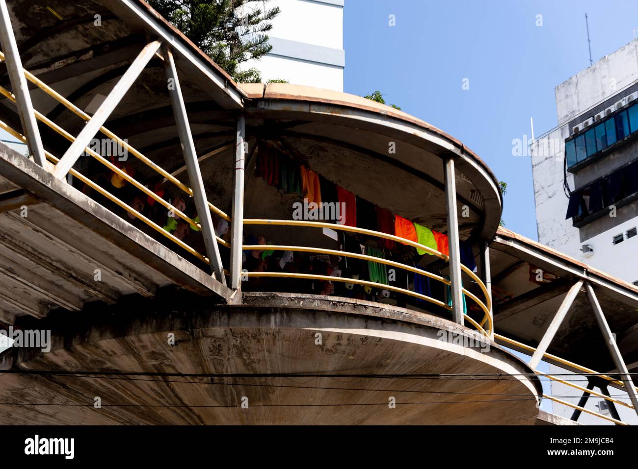 Salvador, Bahia, Brasile - 06 maggio 2022: Attraversando un passaggio pedonale nel centro di Salvador, Brasile. Foto Stock