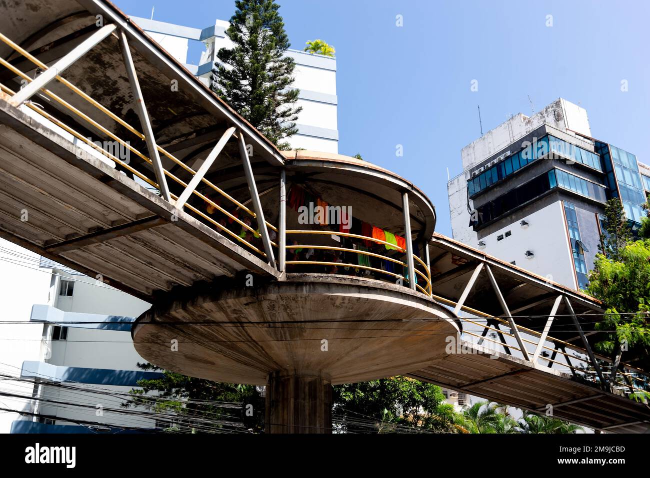 Salvador, Bahia, Brasile - 06 maggio 2022: Attraversando un passaggio pedonale nel centro di Salvador, Brasile. Foto Stock