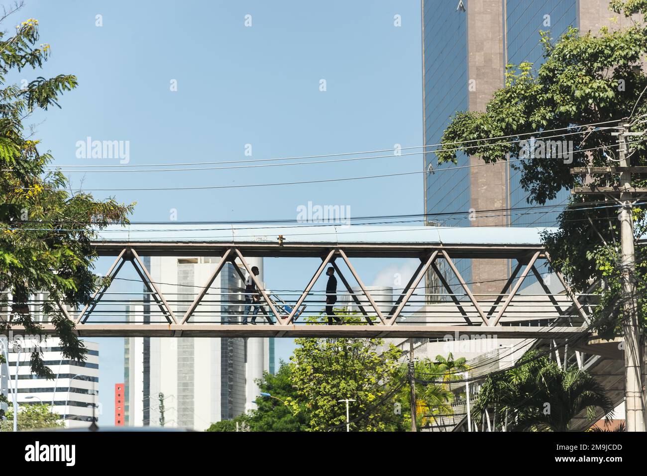 Salvador, Bahia, Brasile - 06 maggio 2022: Pedoni stanno attraversando un ponte pedonale nel centro della città di Salvador, Brasile. Foto Stock