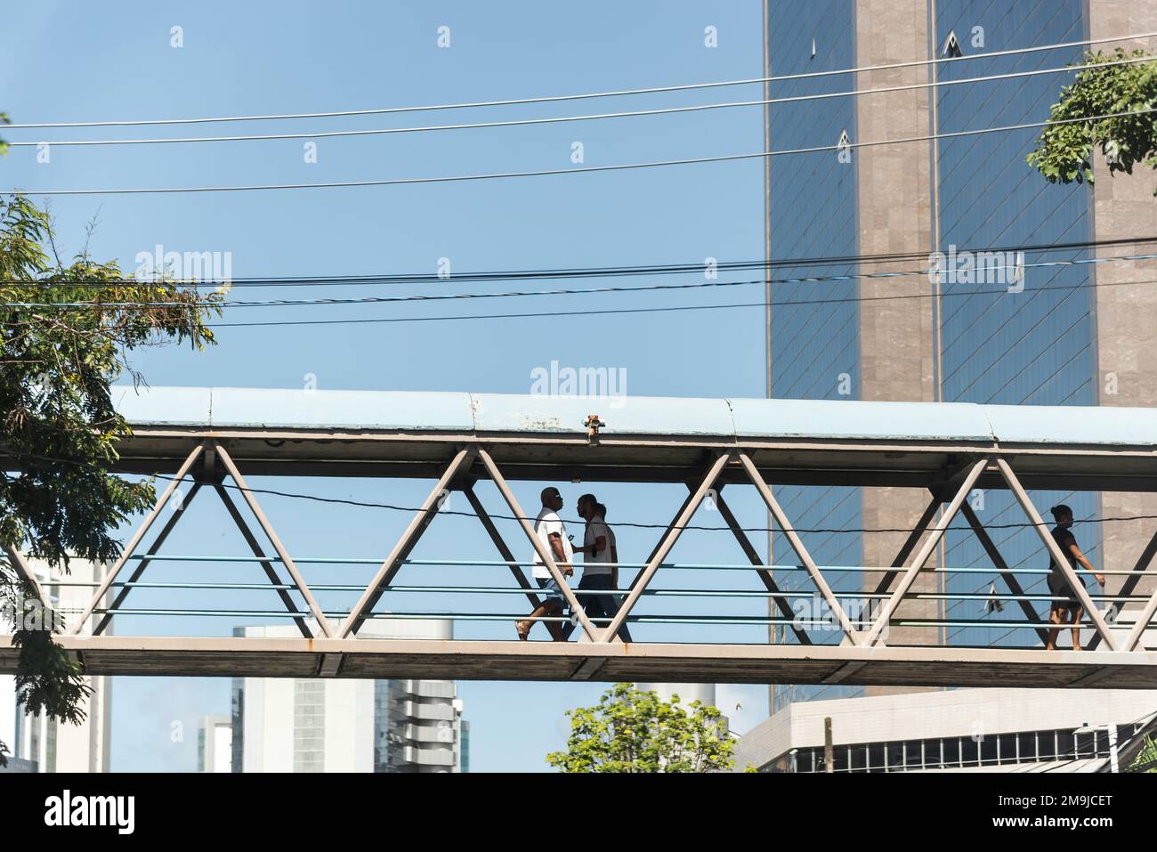 Salvador, Bahia, Brasile - 06 maggio 2022: Pedoni stanno attraversando un ponte pedonale nel centro della città di Salvador, Brasile. Foto Stock