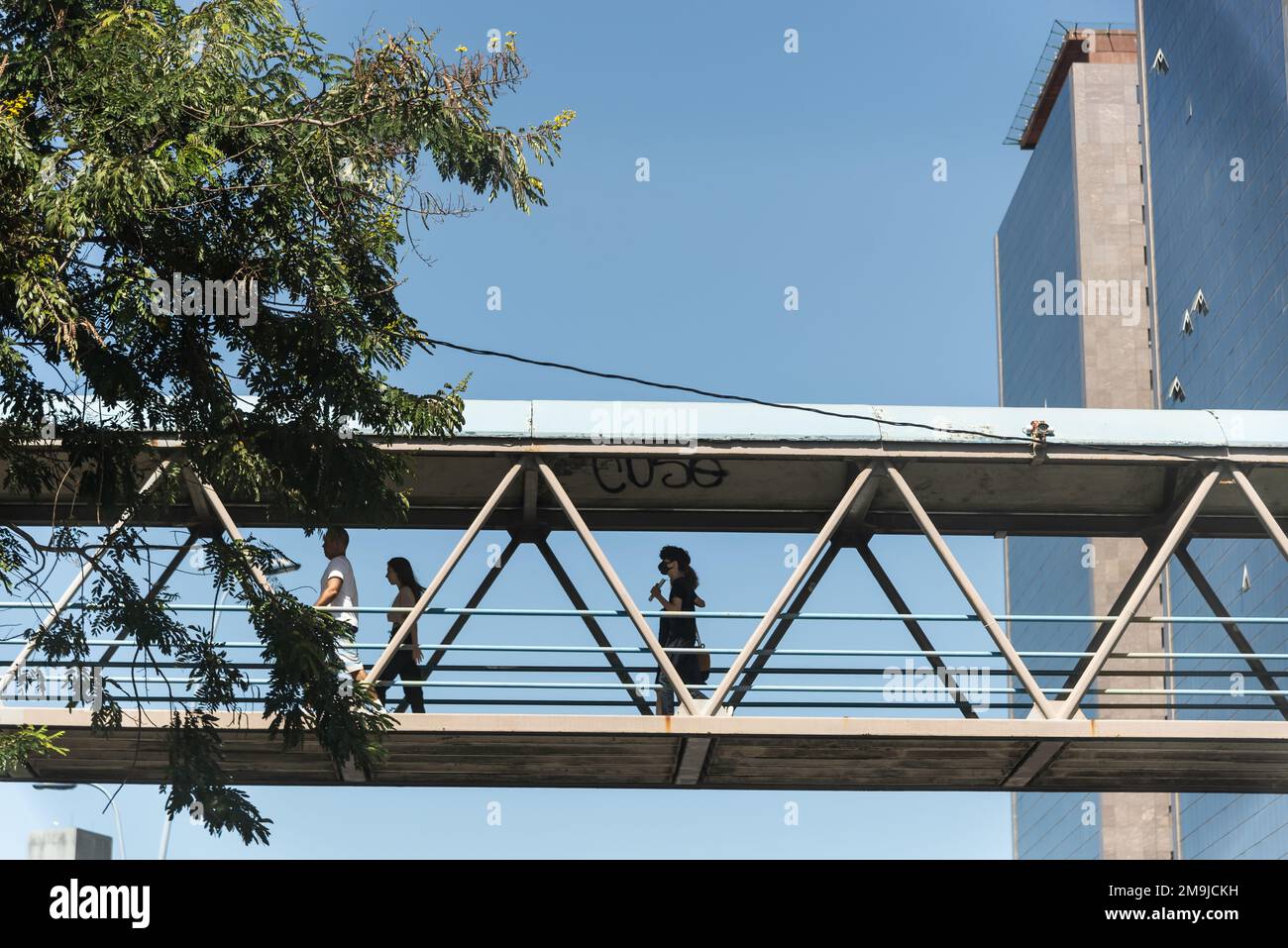 Salvador, Bahia, Brasile - 06 maggio 2022: Pedoni stanno attraversando un ponte pedonale nel centro della città di Salvador, Brasile. Foto Stock