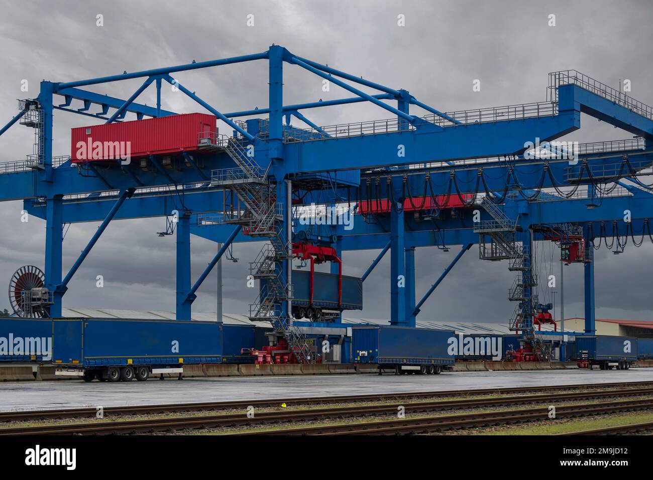 I rimorchi vengono caricati da un carro ferroviario sulla strada Foto Stock