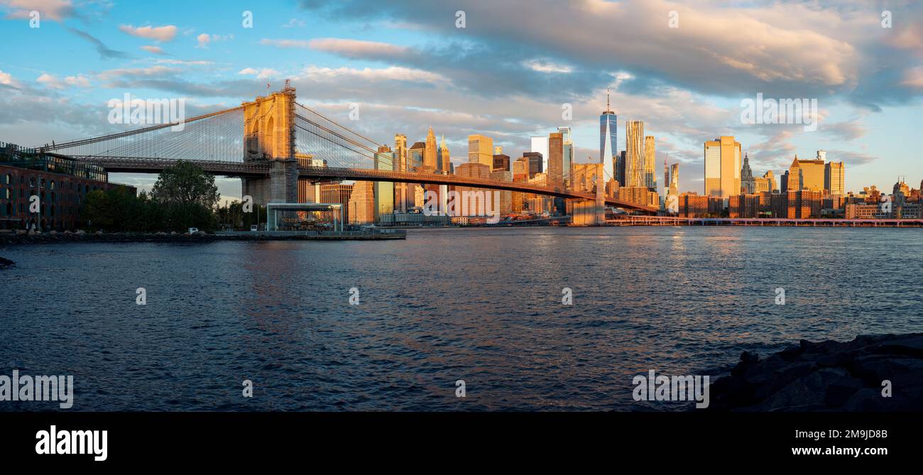 Ponte sul fiume, e skyline della città, Ponte di Brooklyn, Manhattan, New York City, New York, Stati Uniti Foto Stock