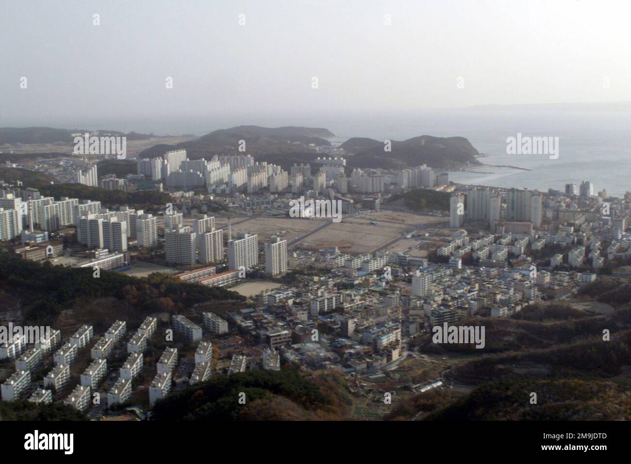 Vista aerea che mostra gli edifici in un'area situata vicino a Osan AB, Corea, guardando verso est verso il Mar giallo. L'immagine è stata ripresa da un membro di Heavy Marine Helicopter Squadron 463 (HMH-463). Base: Osan Paese: Repubblica di Corea (KOR) Foto Stock