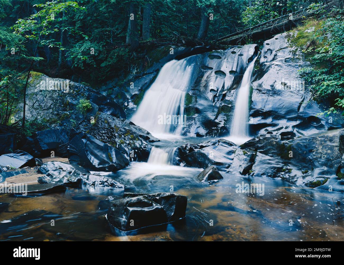 Waterfall and Stones, Leatherby Falls, Mount Arvon, Michigan, USA Foto Stock