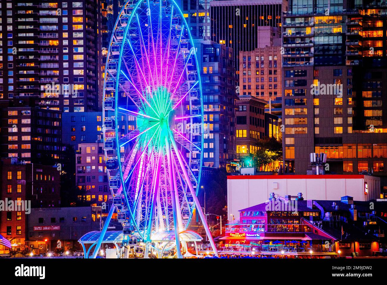 Ruota panoramica di notte, Seattle, Washington, USA Foto Stock