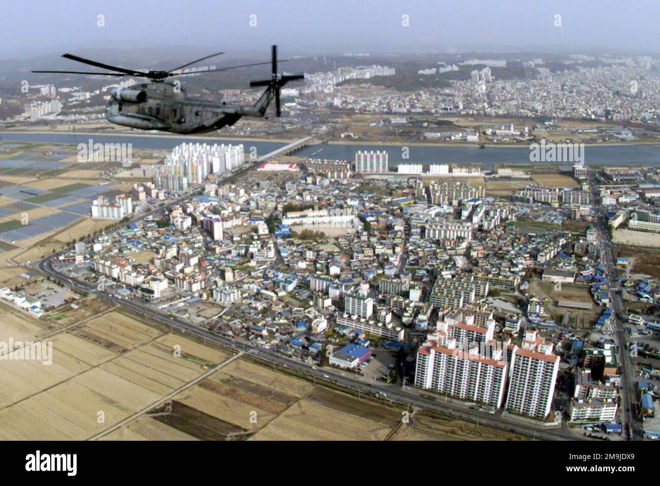 Un US Marine Corps (USMC) CH-53D Sea Stallion Helicopter di Heavy Marine Helicopter Squadron 463 (HMH-463) vola un volo di familiarizzazione sulla campagna vicino a Osan AB, Corea in preparazione al Korean Incremental Training Program. Base: Osan Paese: Repubblica di Corea (KOR) Foto Stock