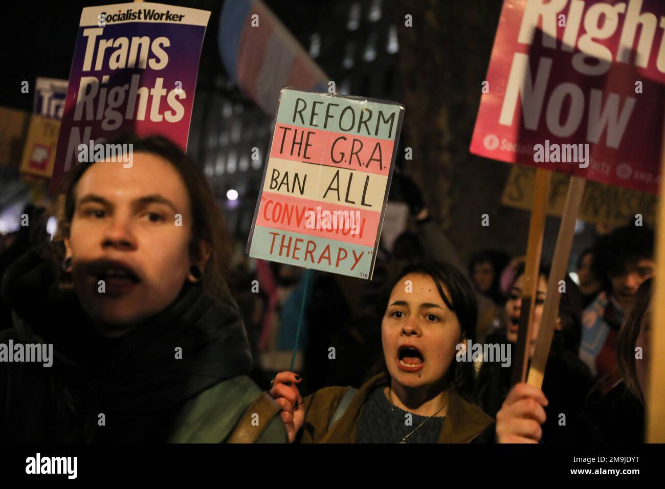 WHITEHALL, LONDRA, 18th gennaio 2023, Trans Rights protesta di fronte a Downing Street dopo che il governo britannico ha bloccato la legislazione scozzese sul riconoscimento dei sessi. Credit: Lucy North/Alamy Live News Foto Stock