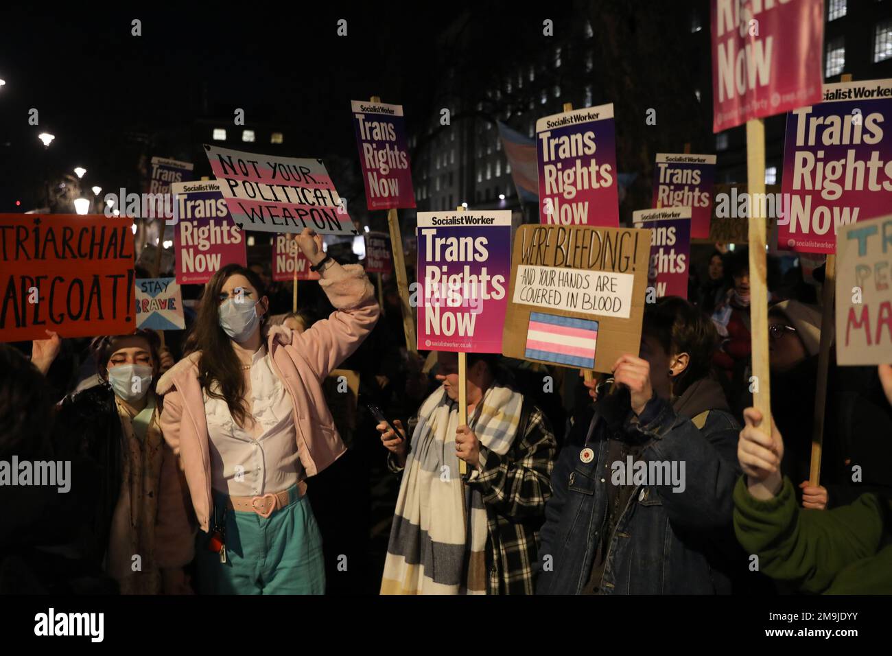 WHITEHALL, LONDRA, 18th gennaio 2023, Trans Rights protesta di fronte a Downing Street dopo che il governo britannico ha bloccato la legislazione scozzese sul riconoscimento dei sessi. Credit: Lucy North/Alamy Live News Foto Stock