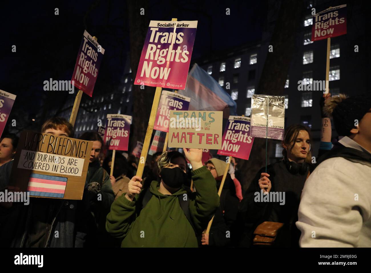 WHITEHALL, LONDRA, 18th gennaio 2023, Trans Rights protesta di fronte a Downing Street dopo che il governo britannico ha bloccato la legislazione scozzese sul riconoscimento dei sessi. Credit: Lucy North/Alamy Live News Foto Stock