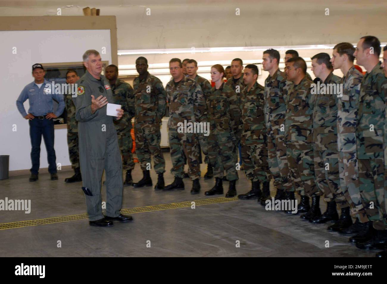 Il maggiore Generale Generale dell'Aeronautica MILITARE STATUNITENSE (USAF) Robert W. Chedister, Comandante dell'Air Armament Center, parla con gli Airmen del 377th Transportation Squadron (TS), presso la base dell'Aeronautica militare di Kirtland (AFB), New Mexico. (Immagine substandard). Base: Kirtland Air Force base Stato: New Mexico (NM) Paese: Stati Uniti d'America (USA) Foto Stock