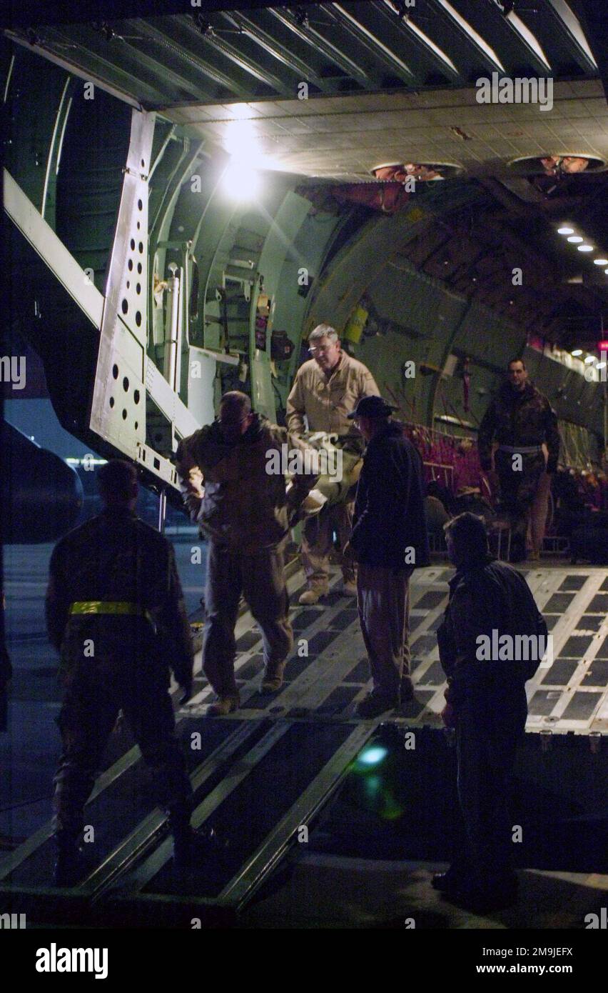 Uno dei due soldati dell'esercito statunitense (USA) gravemente feriti a sud di Kuwait City, viene portato fuori da una guardia nazionale del Mississippi Air C-141 Starlifter dopo essere arrivato alla base aerea di Ramstein (AB), Germania. I due soldati andranno al Landstuhl Regional Medical Center per ulteriori cure. (Immagine substandard). Base: Ramstein Air base Stato: Rheinland-Pfalz Paese: Deutschland / Germania (DEU) Foto Stock