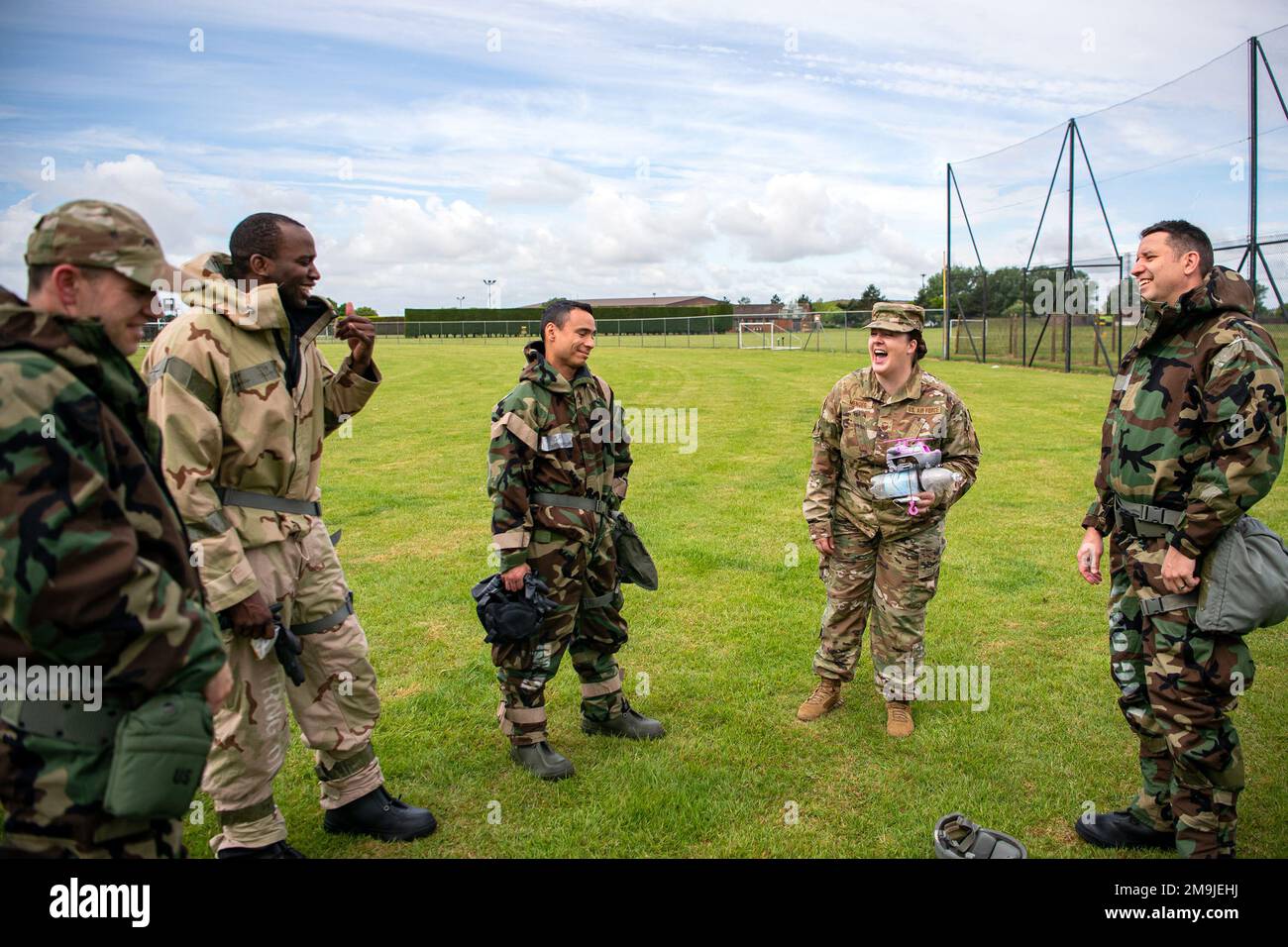 Gli airman del 423d° Squadron, ingegnere civile, discutono le loro prestazioni in seguito a un esercizio presso il RAF Alconbury, Inghilterra, 19 maggio 2022. L'esercizio è stato orientato alla formazione degli Airmen su come controllare ed esaminare correttamente un'area contaminata dopo un attacco chimico simulato mentre si trovava in Mission Oriented Protective Posture Gear. Foto Stock