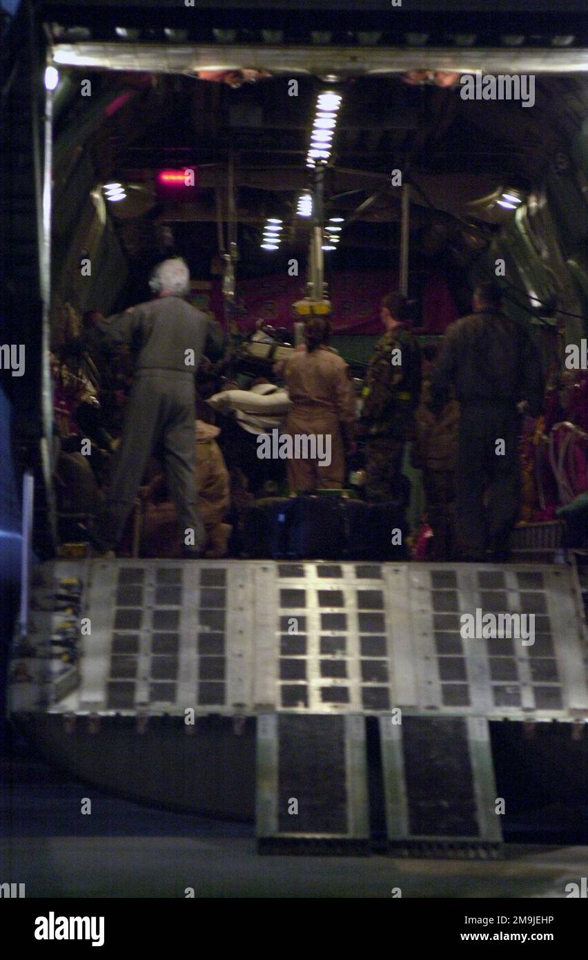 Due soldati dell'esercito statunitense (USA) gravemente feriti a sud di Kuwait City, arrivano alla base aerea di Ramstein (AB), a bordo di una guardia nazionale aerea del Mississippi C-141 Starlifter. I due soldati andranno al Landstuhl Regional Medical Center per ulteriori cure. (Immagine substandard). Base: Ramstein Air base Stato: Rheinland-Pfalz Paese: Deutschland / Germania (DEU) Foto Stock