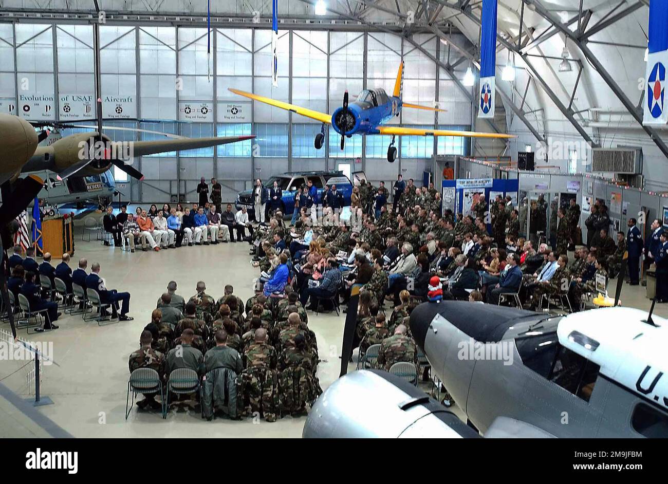 I cadetti DELL'aeronautica DEGLI STATI UNITI (USAF) e i loro genitori da tutto il Delaware, riempiono il museo della base dell'aeronautica militare di dover (AFB) per una cerimonia di Wing Enlistment-Reenlistment. (Immagine substandard). Base: Dover Air Force base Stato: Delaware (DE) Paese: Stati Uniti d'America (USA) Foto Stock