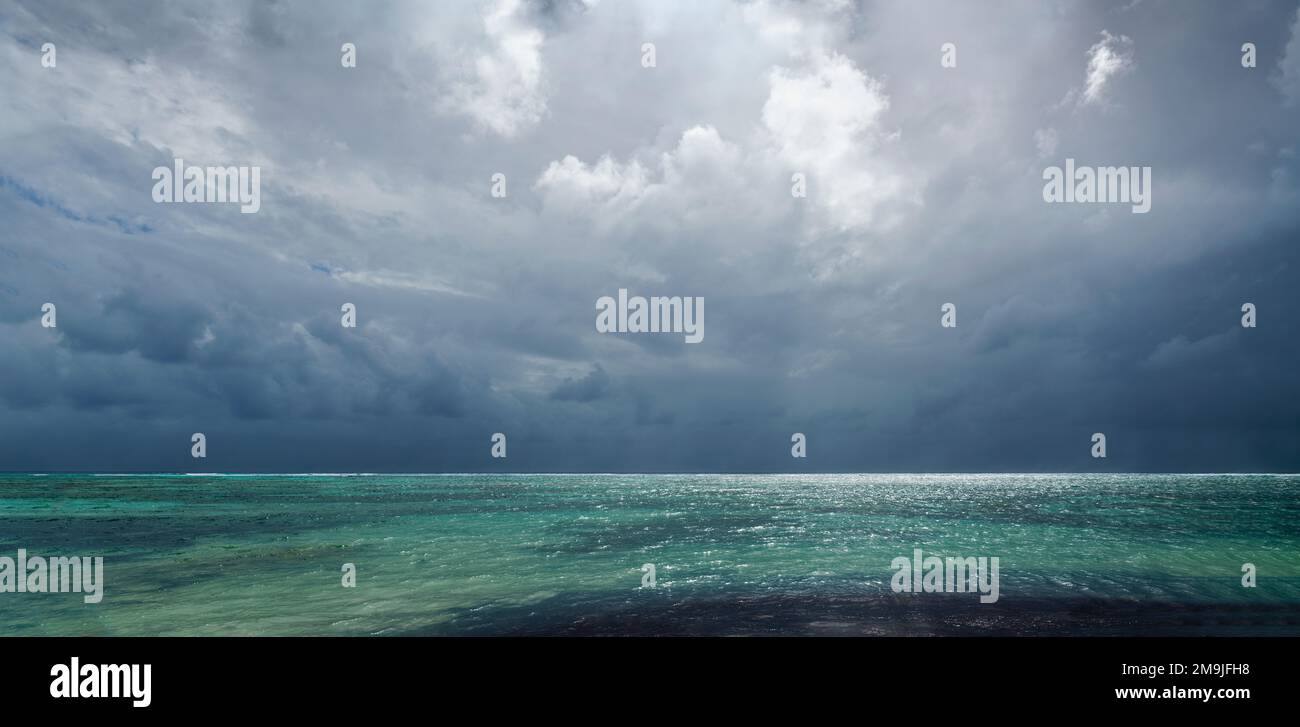 Cielo tempestoso sul mare, Caraibi, Guadalupa, Francia Foto Stock