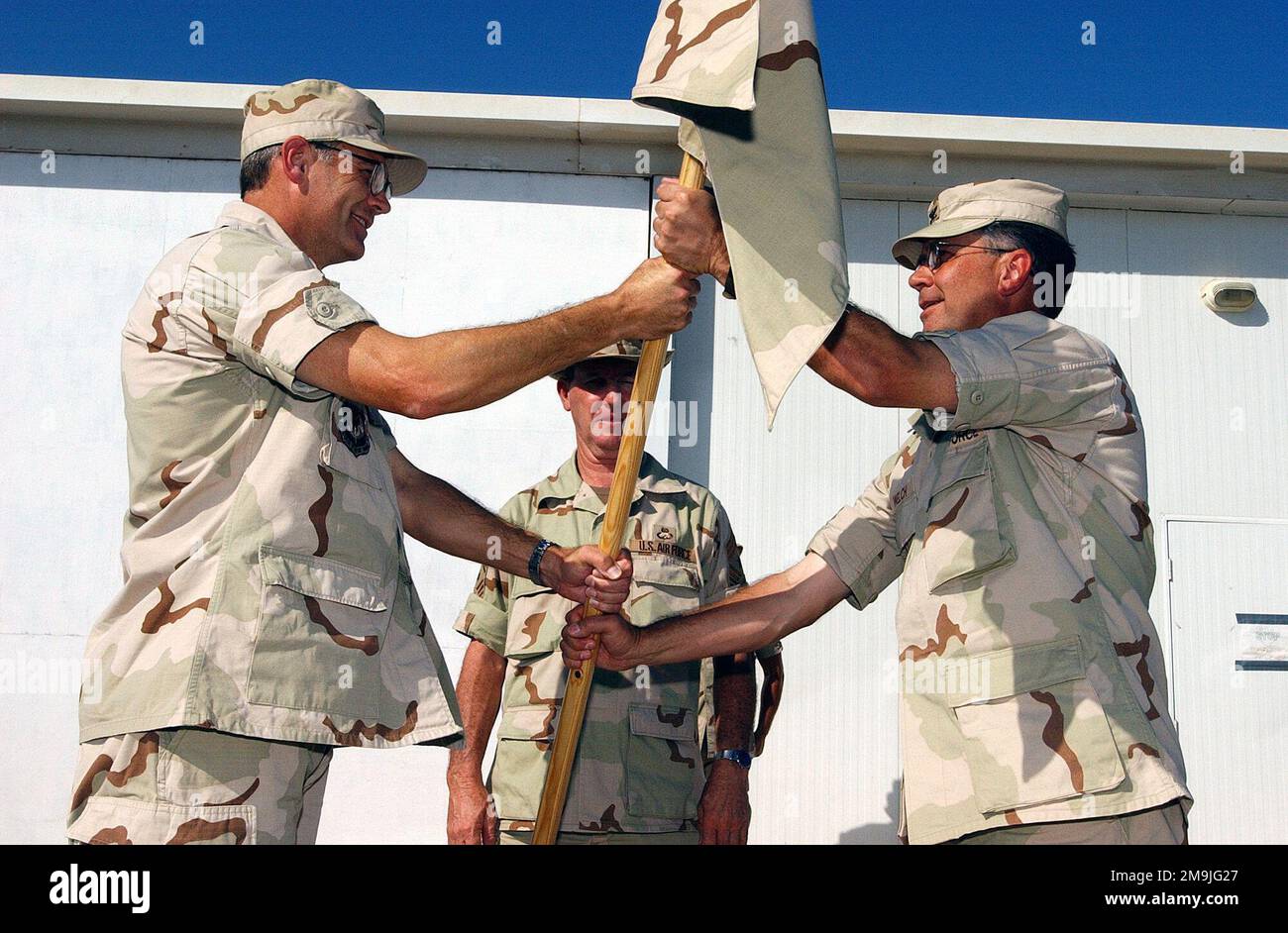 US Air Force (USAF) Colonel (col) William Welch (a destra), comandante, 321st Air Expeditionary Wing (AEW), riceve la guida dall'ex comandante USAF col James D. Smith durante la cerimonia del cambio di comando dell'Ala tenuta in una posizione schierata in avanti a sostegno dell'operazione CHE PERSEGUE LA LIBERTÀ. (Immagine duplicata, vedere anche DFSD0413250 o cercare 021231F9032T007). Soggetto operativo/Serie: LIBERTÀ DURATURA Paese: Sconosciuto Foto Stock