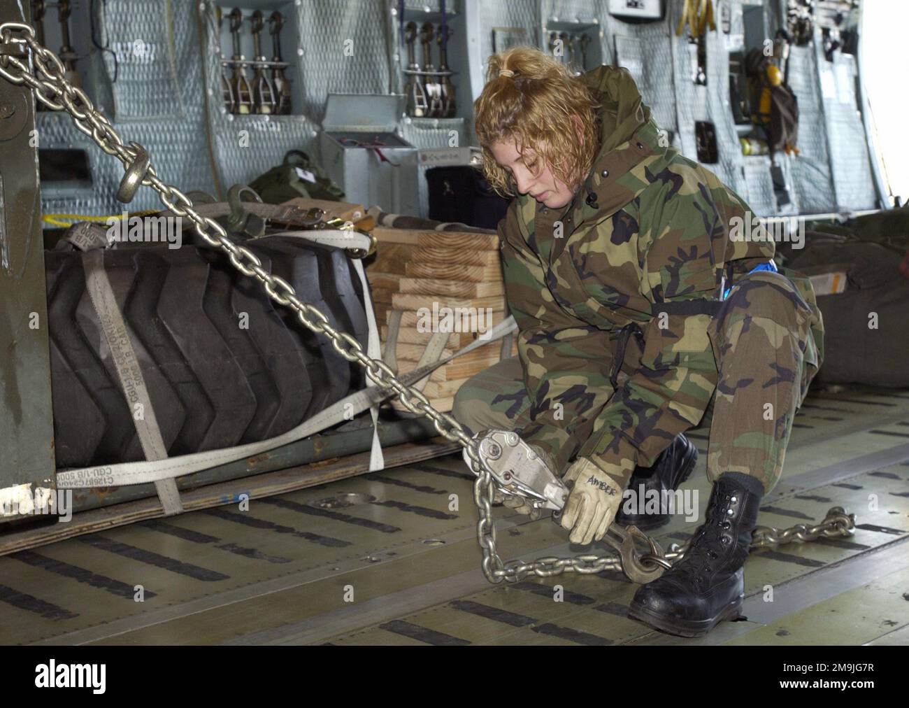 030105-F-9471G-004. Oggetto operazione/Serie: ENDURING FREEDOM base: McGuire Air Force base Stato: New Jersey (NJ) Paese: Stati Uniti d'America (USA) scena comando principale mostrato: Air Mobility Command Foto Stock