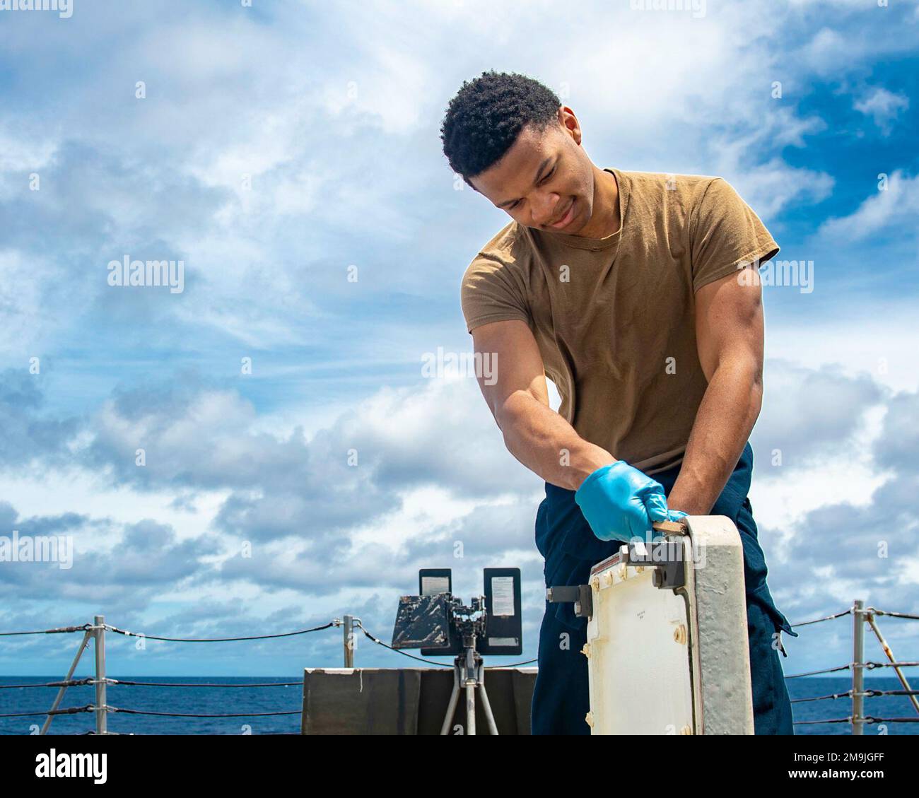 MARE DELLE FILIPPINE (19 maggio 2022) il compagno di Gunner Seaman Spencer Jones, di Detroit, effettua la manutenzione ordinaria delle coperture dei sistemi di lancio verticale sul ponte missilistico del cacciatorpediniere missilistico guidato di classe Arleigh Burke USS Spruance (DDG 111). Abraham Lincoln Strike Group è in fase di implementazione pianificata nell'area delle operazioni della flotta 7th degli Stati Uniti per migliorare l'interoperabilità attraverso alleanze e partnership e al tempo stesso fungere da forza di risposta pronta a sostegno di una regione indomPacifico libera e aperta. Foto Stock