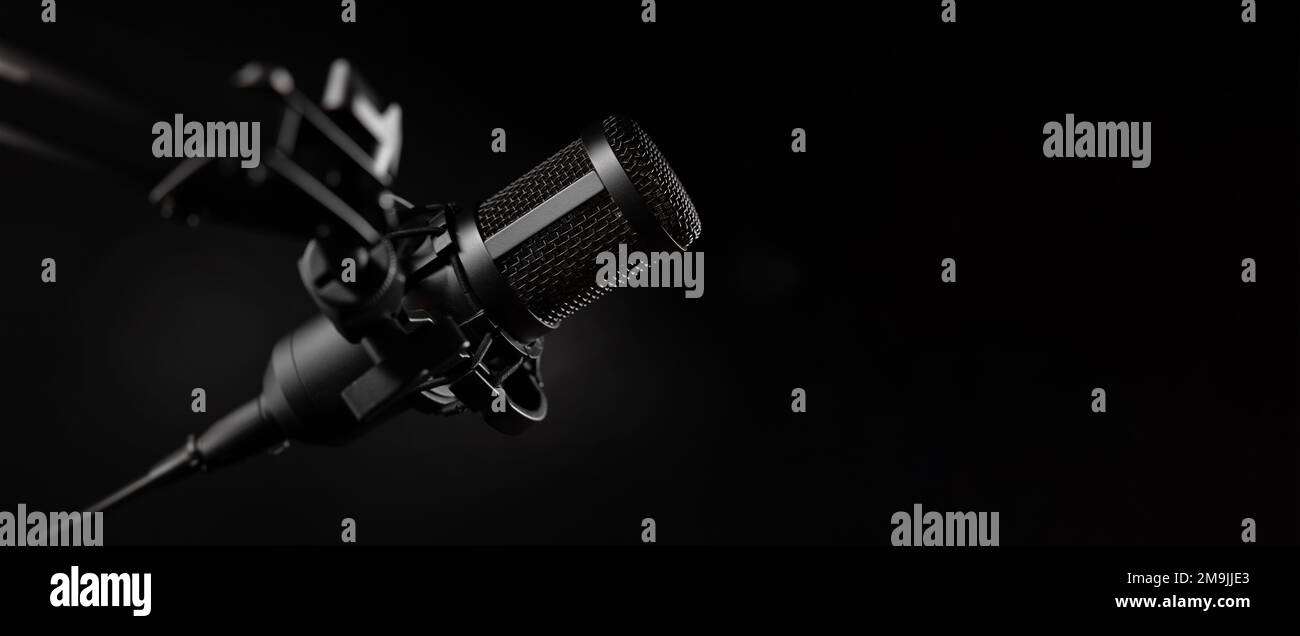 microfono professionale per la registrazione del suono su sfondo nero. banner con spazio di copia Foto Stock