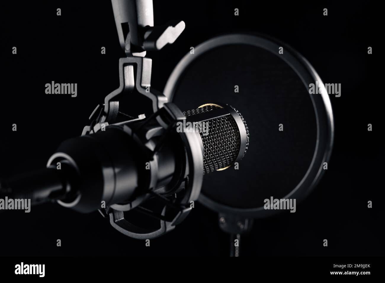 microfono per registrazione audio podcast su sfondo nero Foto Stock